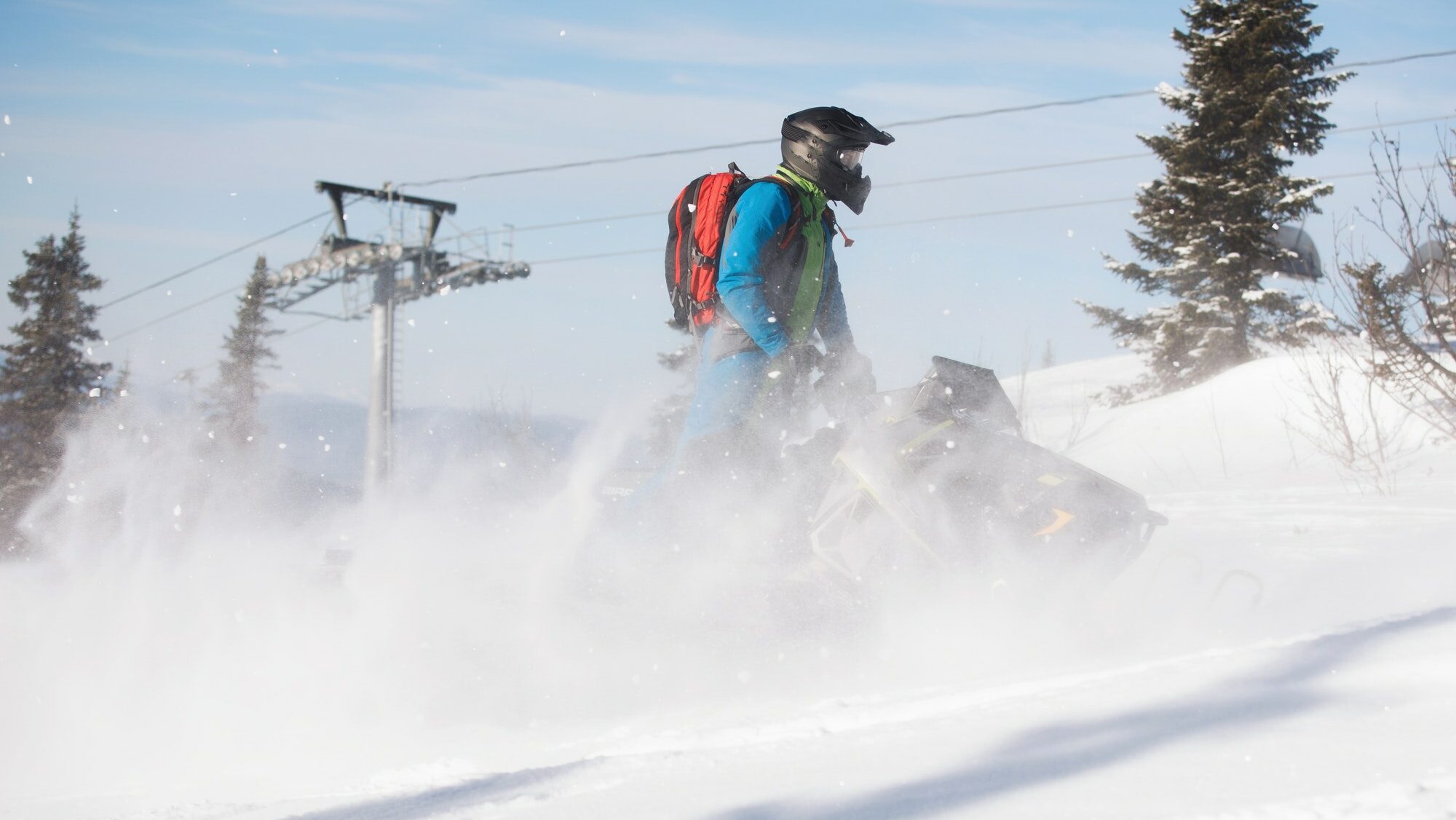 Mann på en snøscooter i skogen, finansiert med Lån til snøscooter